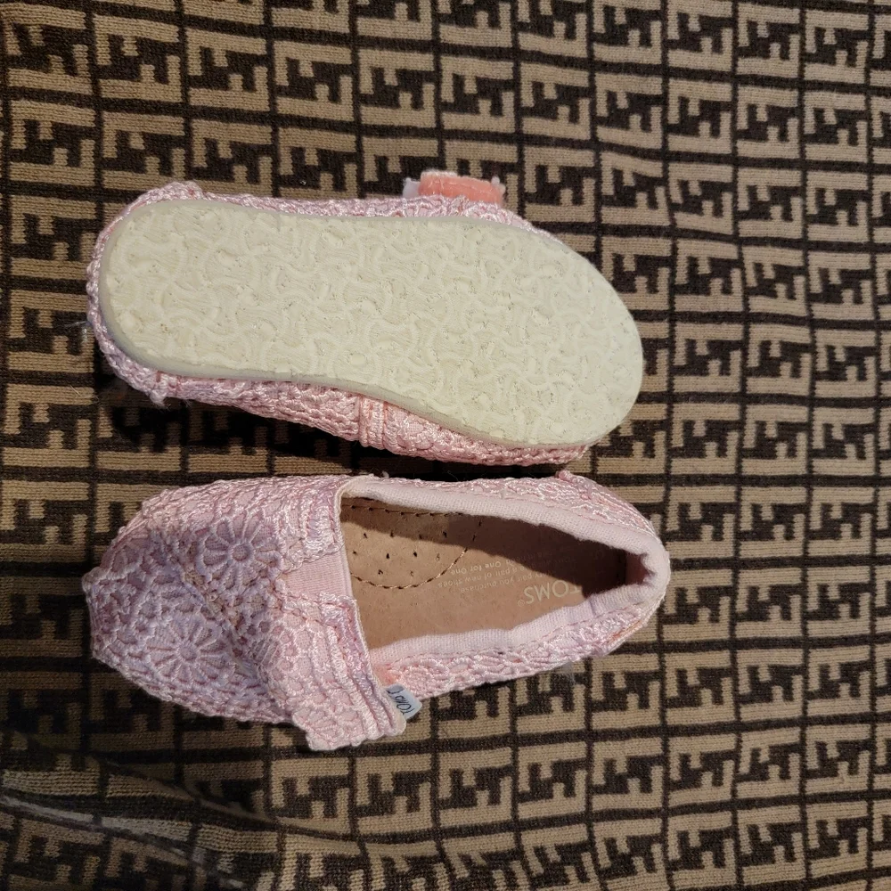Toms Baby Shoes Size 5 flats pink lace leather insole excellent baby girl shoes